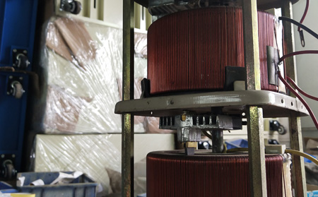 工業(yè)用電電壓不穩(wěn)就用三相分調(diào)無(wú)觸點(diǎn)穩(wěn)壓器